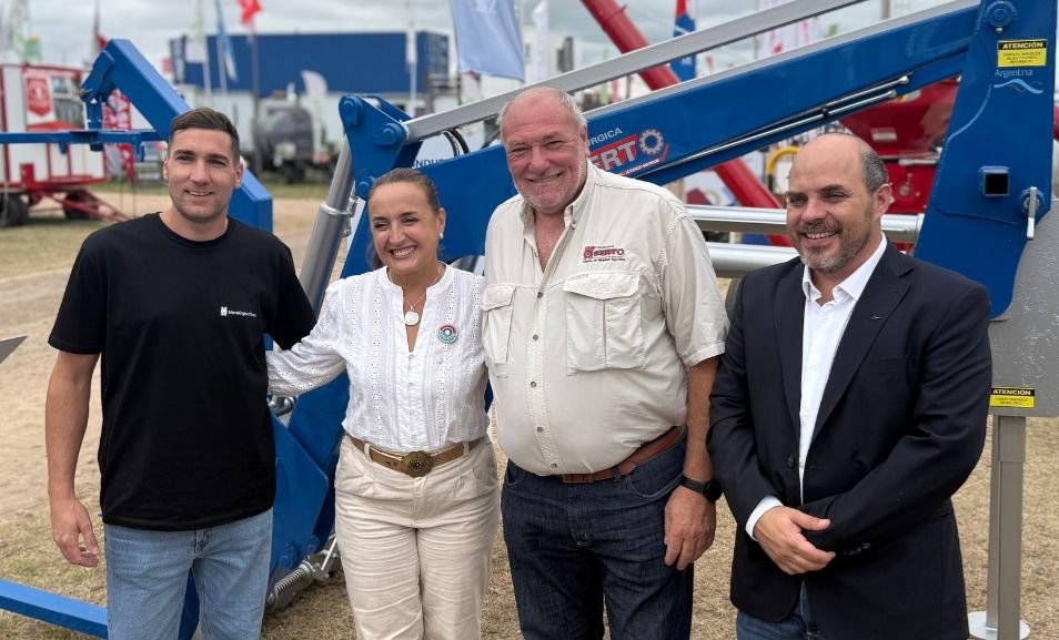 gobdecordoba's tweet photo. 🚜➡️ #Expoagro: en Córdoba reafirmamos el acompañamiento al sector productivo con innovación, financiamiento y desarrollo.
👉 A través del programa “CBA, Vidriera Productiva”, acompañamos las pymes agroindustriales, anunciamos líneas de crédito a tasa preferencial y la regulación del uso de drones para la producción.
El stand de #Córdoba funcionó como un espacio de encuentro para productores, empresas y actores del sector, en el que se difundieron programas, se brindó asesoramiento técnico y se generaron vínculos comerciales e institucionales.
Más info 🔗 https://t.co/pMGoFM78ZO
#HacerParaCrecer
