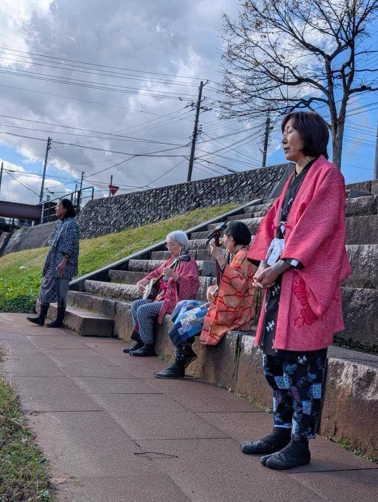 gosetsujam's tweet photo. 📢出演者6組目の発表です🌾

＼越後瞽女唄・才蔵ズ／

十日町が誇る無形文化の伝承者✨️
野良着とモンペと笠の旅姿で
瞽女唄の世界を広めております🌏

6月13日(土)の出演です！ https://t.co/lLw8Ug78eQ