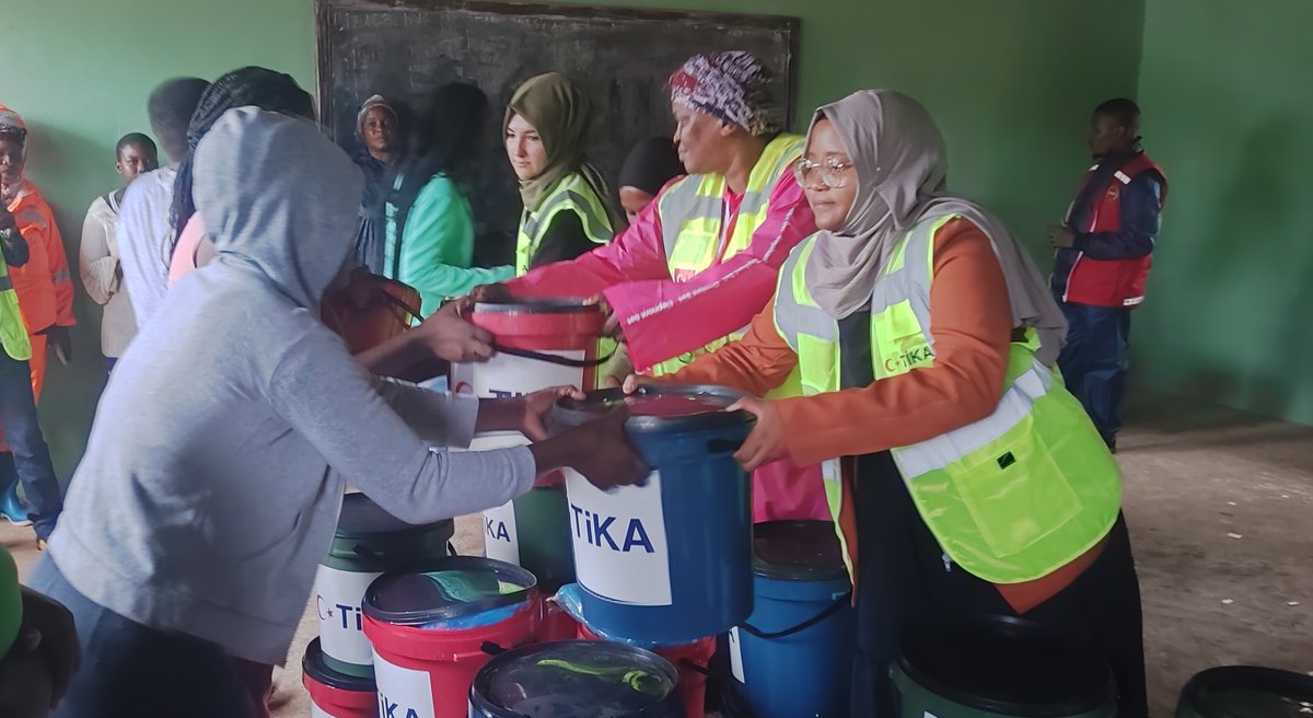 Tika_Mocambique's tweet photo. Mozambik’te yaşanan sel felaketinin ardından TİKA, INGD işbirliğiyle afetten etkilenen ailelere destek için Boane kampında yaşayan selzedelere 200 hijyen kiti ulaştırdı. #TİKA #Mozambik #INGD #KrizlerleMücadeledeİşbirliği 🇹🇷🇲🇿 https://t.co/IEq76G2YoS