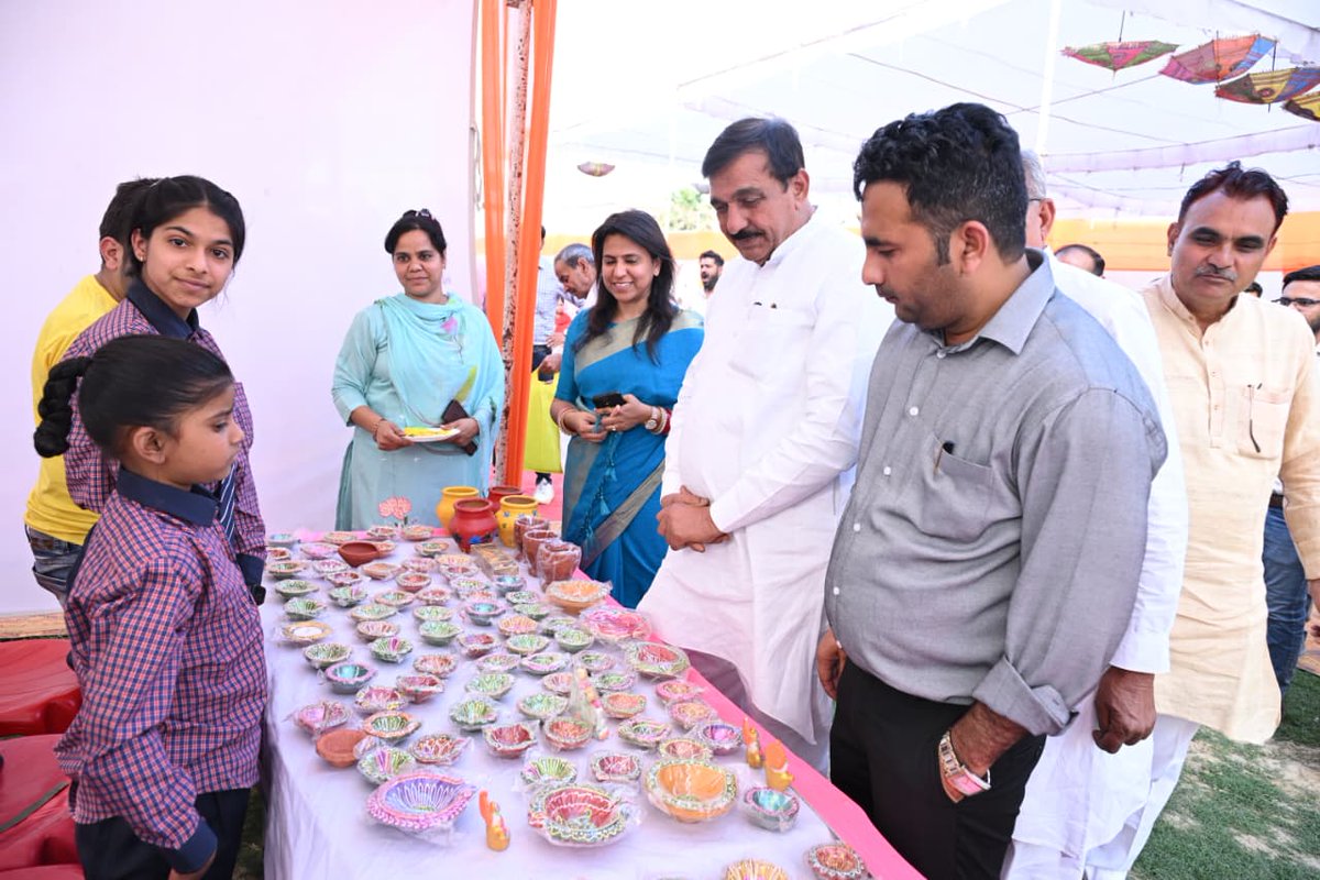 #उत्तर_प्रदेश में अभूतपूर्व विकास एवं सतत #समृद्धि के नौ वर्ष पूर्ण होने के अवसर पर गांधी पार्क, नगर पालिका बड़ौत में “#संकल्प से सिद्धि: सुरक्षा, सुशासन, समृद्धि” थीम पर तीन दिवसीय योजनाओं की प्रदर्शनी एवं मेले का #उद्घाटन आज डॉ अजय कुमार जी (<a href="/ajaykmla/">Dr. Ajay Kumar</a>) मा0 विधायक छपरौली एवं नगर