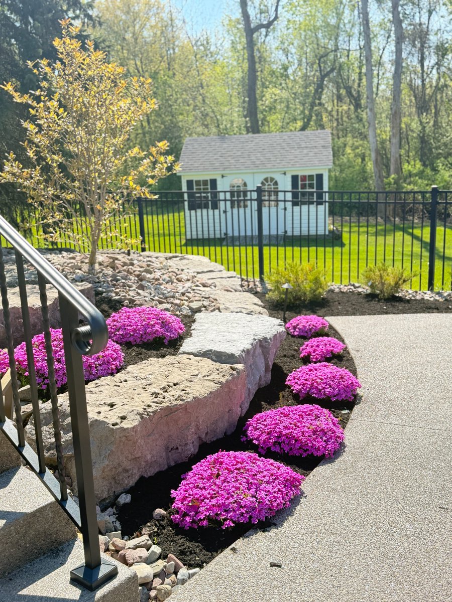 kdsyracuse's tweet image. This yard has a story… from frozen and forgotten to fresh and flourishing 🌿✨
Let us bring your outdoor space back to life this season!
📞 Contact us: 315-505-8066
#YardReborn #SpringMakeover #LandscapingLife #OutdoorBeauty #GardenGlow #KDLandscaping