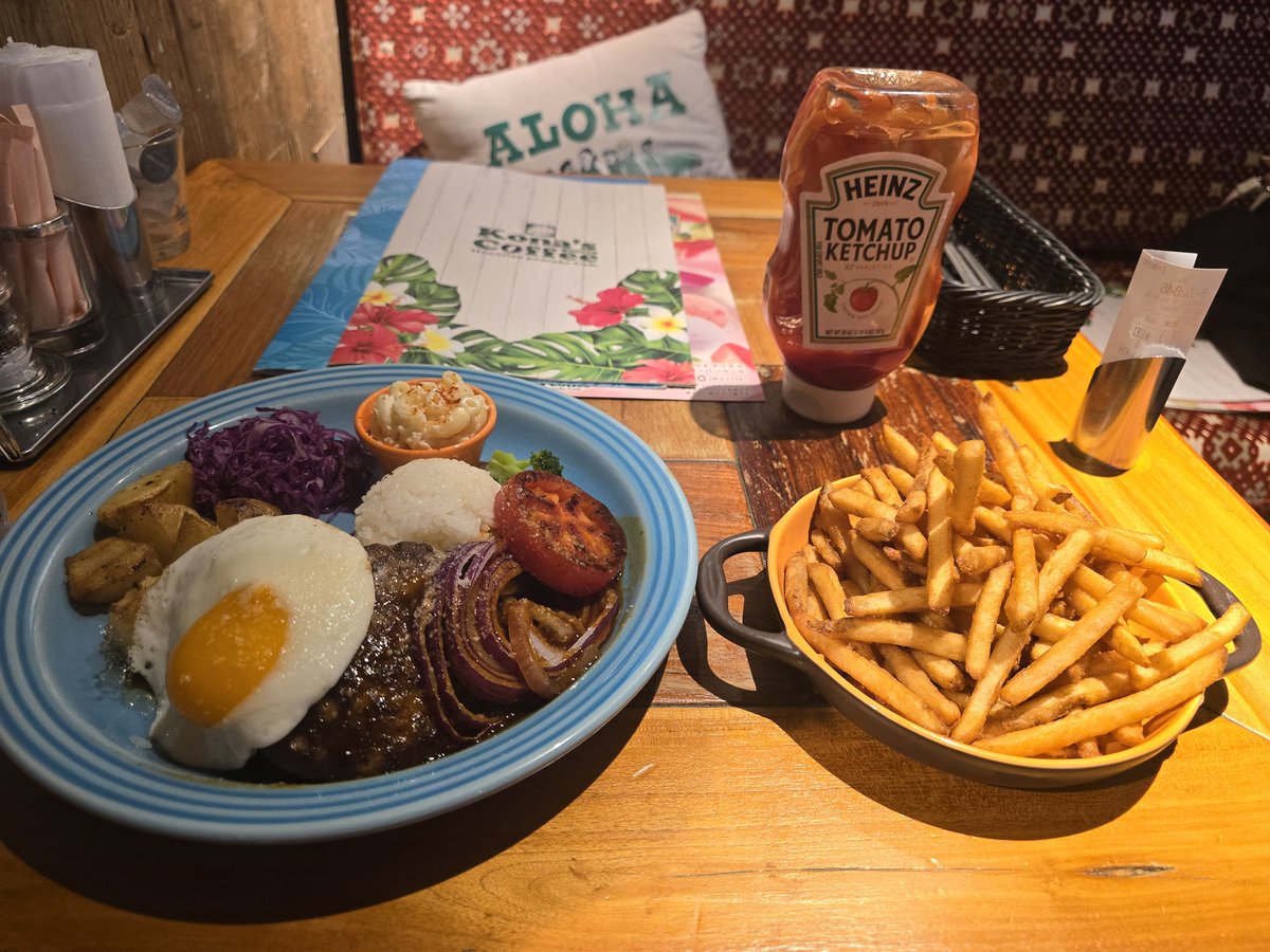 nikonikoni4789's tweet photo. コナズ珈琲🌺🌴にお一人様バースデーランチわず(*´∀｀*)
ロコモコとポテト🍟とマウナマッチャストロベリーパンケーキ😺😺
私の誕生日から出たの食べれて嬉しいし私と誕生日が同じ人が来とったみたいでお店全体でお祝いしよったけど同じ誕生日の2人が同じ店で誕生日祝いしよるって経験出来て嬉しい😻😻 https://t.co/RuWkqLaQbd