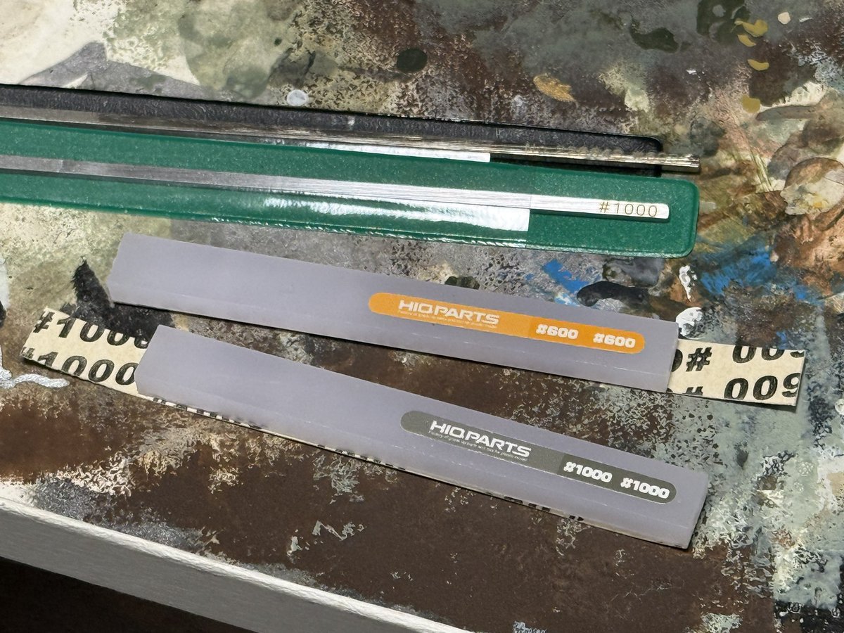 newsact1's tweet photo. 普段プラモデル制作にプラ棒に紙やすりを貼り付けて使ってるんですが（写真２枚目下）、すぐ目詰まりするし、細かい部分に使えないし…と、奮発して
アルゴファイルのテーパー電着ダイヤモンドヤスリを2本、買ってみました。

600→1000をよく使うので600と1000の幅2mmタイプを。 https://t.co/6GArTtDolK