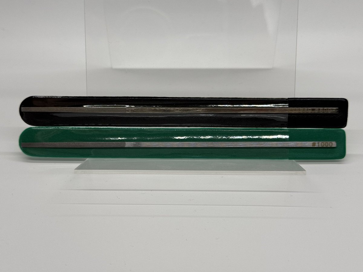 newsact1's tweet photo. 普段プラモデル制作にプラ棒に紙やすりを貼り付けて使ってるんですが（写真２枚目下）、すぐ目詰まりするし、細かい部分に使えないし…と、奮発して
アルゴファイルのテーパー電着ダイヤモンドヤスリを2本、買ってみました。

600→1000をよく使うので600と1000の幅2mmタイプを。 https://t.co/6GArTtDolK