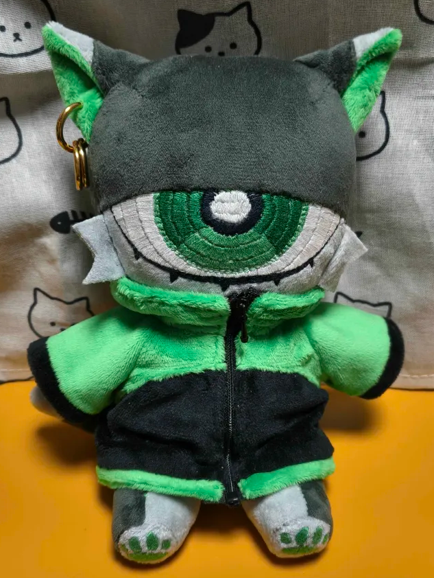 iamikiteru's tweet photo. ちゃんとした目打ち持ってなくてピアス穴開けるの苦労した
あとは尻尾のリングをレジンでうまいことつくれたらアンちゃんはおしまい　つくれなくてもおしまい
結局ぜんぶ手縫いだねえ https://t.co/fBIrg3Th5f