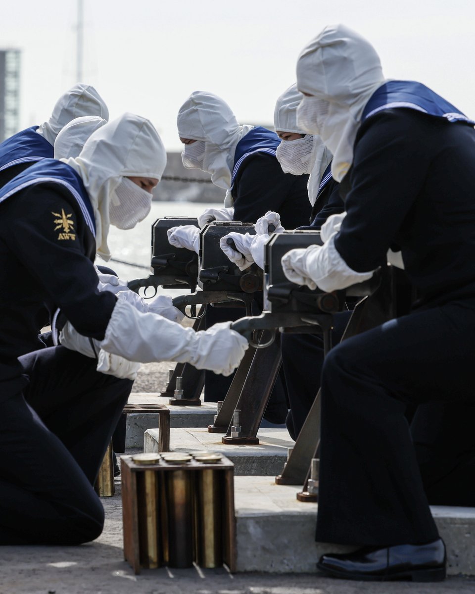 Royal Navy tweet media