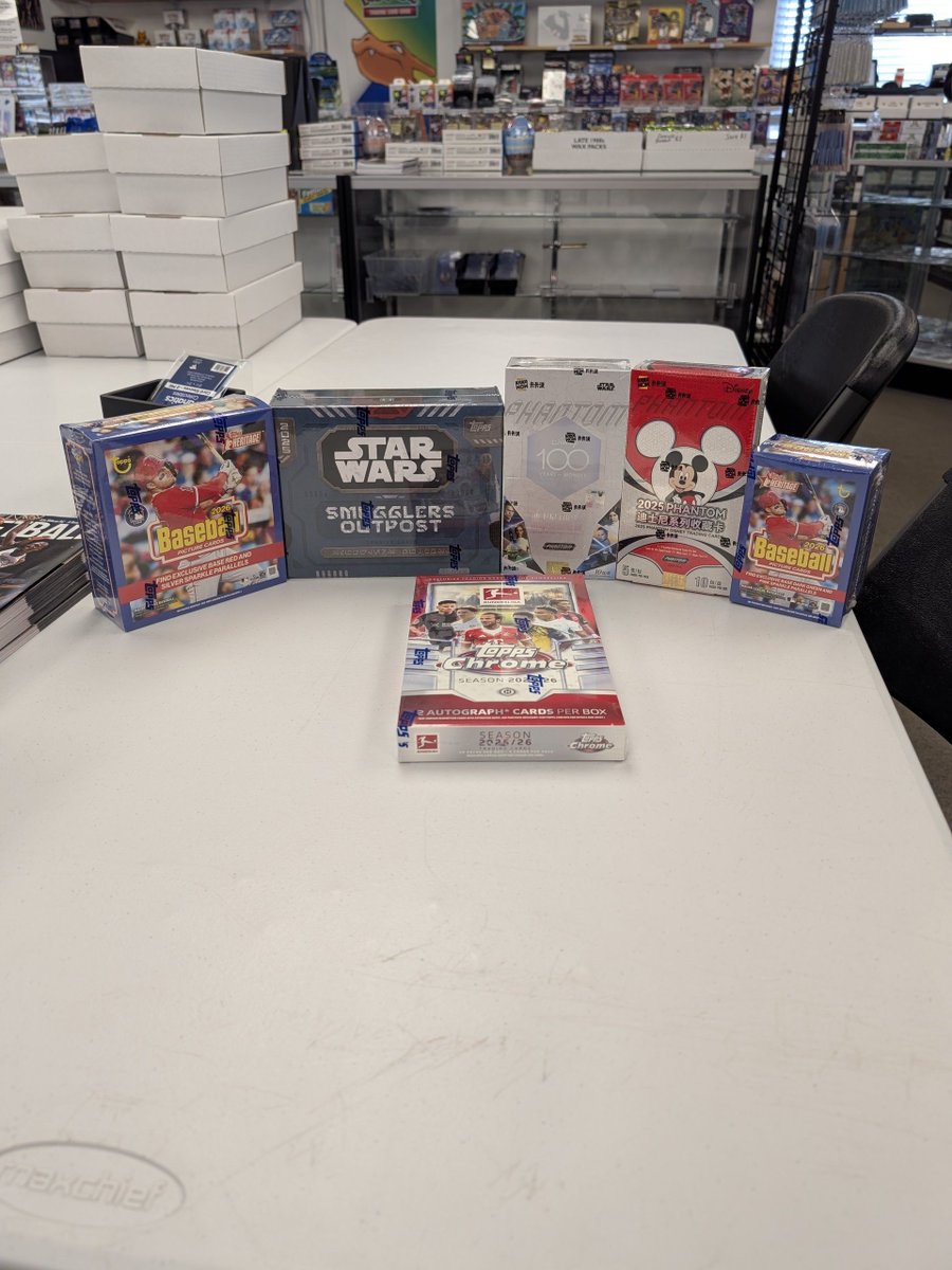 SportsCardJunct's tweet image. 🚨 FRESH STOCK AT THE JUNCTION 🚨

Come check out the all new 2026 Topps Heritage ⚾ and some of it's friends!  Topps Star Wars Smugglers Outpost, Topps Chrome Bundesliga ⚽, and all new KakaWow Star Wars and Disney. 

#SCJ #TradingCards #WhoDoYouCollect #TheHobby #SportsCards