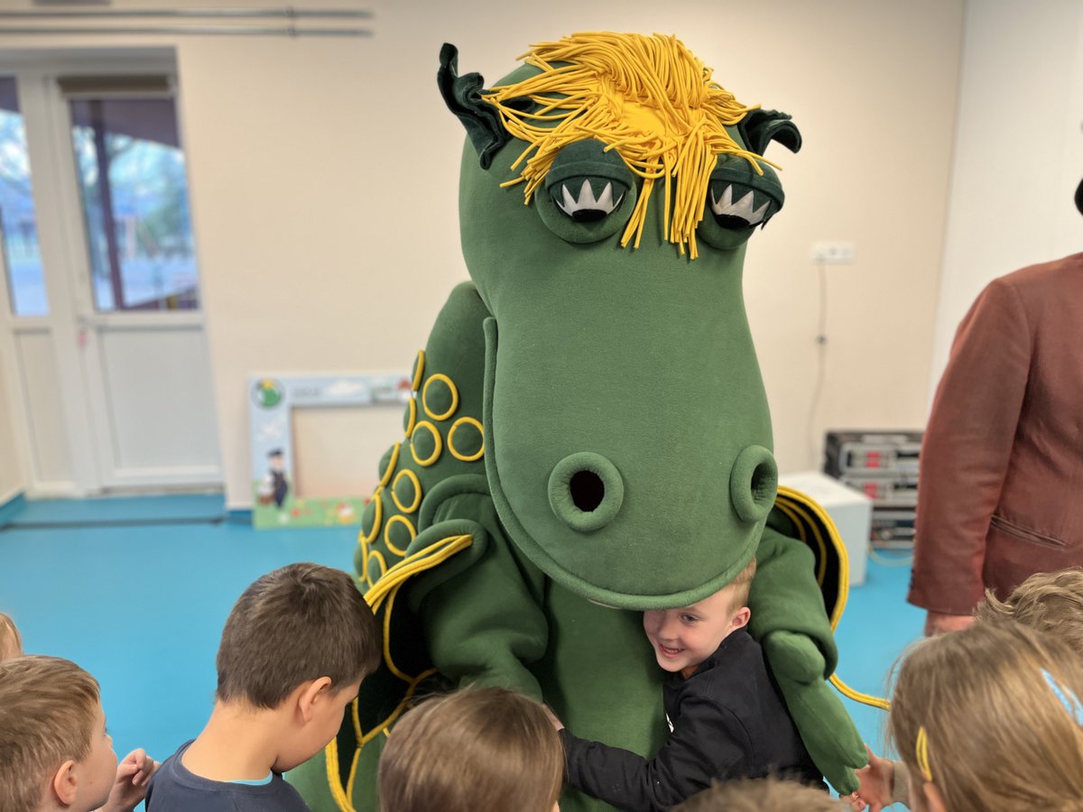 dunamedia's tweet photo. M2 Mesetévé (Fairy tale TV) and Csukás Meserádió (Csukás Radio for Kids) have embarked on a nationwide tour.
During the programme, we visit rural kindergartens to introduce young children to the magical world of Hungarian fairy tales.
With playful activities and stories, we bring children closer to the unparalleled experience of listening to tales.