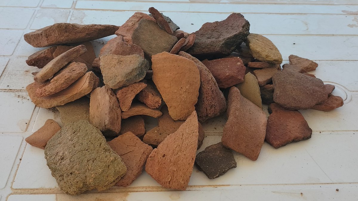 Y ese detalle son docenas de trozos de ánforas y cerámicas que vienen del Egipto romano y de la Arabia himyarita, de Persia y el Imperio kushán. Medio mundo antiguo en apenas 100 m2.->