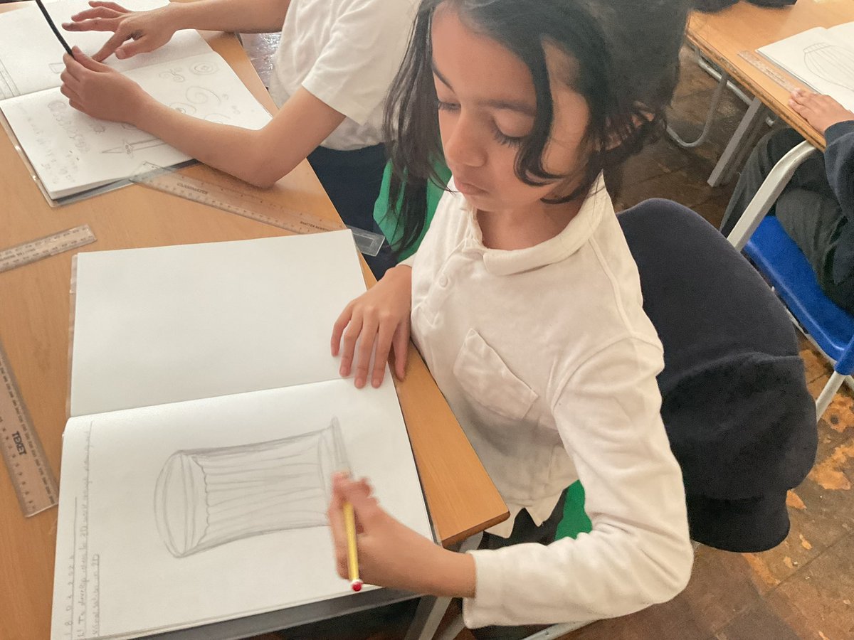 MayflowerSch's tweet photo. Today #Corita class have been inspired by the work of Magdalene Odundo and her ceramic pots. We visualised and sketched pots using pencils, charcoal and chalk. #art #LKS2 https://t.co/UTUR14roAv