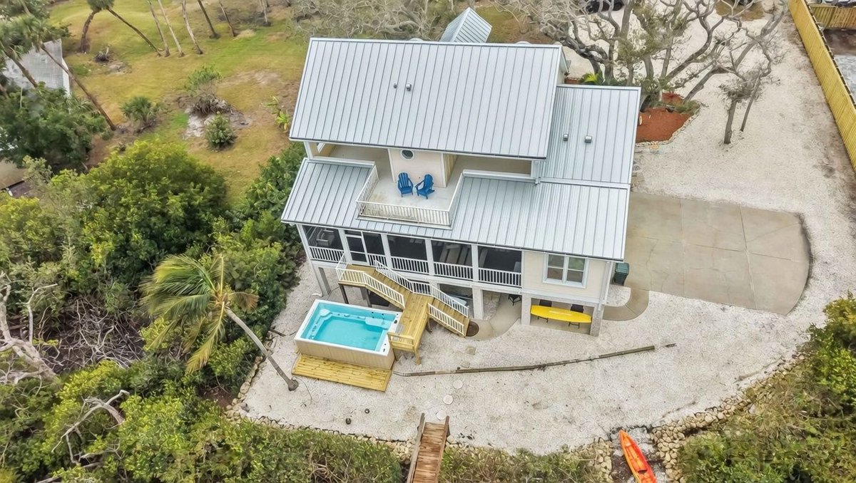 SwooperFl's tweet photo. Private dock. Boat lift. Lemon Bay. Ancient live oaks.

6415 Manasota Key Rd S | $2,359,999

Old Florida character meets modern refinement.

#ManasotaKey #DockLife ⛵ https://t.co/nrIIUyO8lb