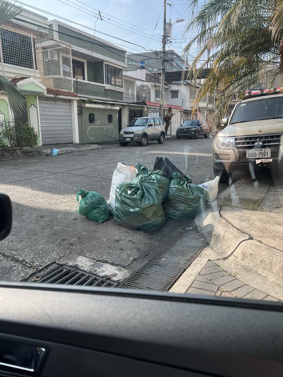 ccortezsuarez's tweet photo. @urvaseo @paultutiven Urdenor 2 Mz 218, 220 y demás manzanas. Hoy ya son 3 días sin recolección de basura!!! https://t.co/vd9Cfmexnr