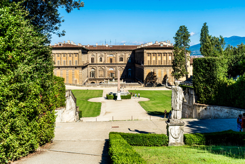 decastell's tweet photo. Fun Castle Fast: Palazzo Pitti
The Medici built a 1km secret corridor (the Vasari Corridor) over the city's bridges so they never had to walk on the street with commoners.
Location: Florence, Italy
Year Started: 1458
Size: Over 32,000 square meters.
#historynerd #castlefacts https://t.co/2isJPztoWG