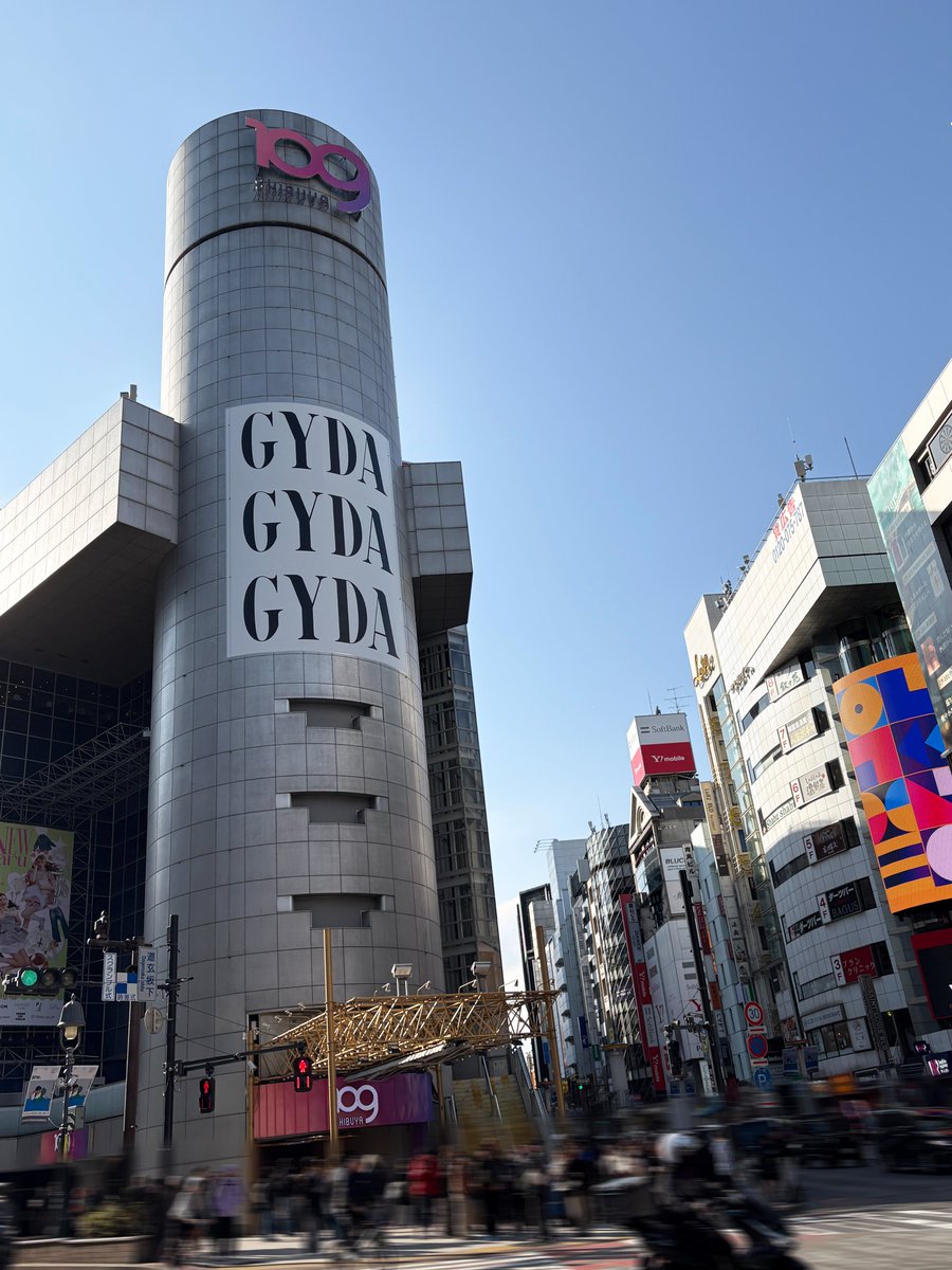 SHIBUYA109渋谷店 シリンダーに「GYDA」とのみ書かれたシンプルな広告が掲出中👀
こちらは渋谷109店もあるファッションブランド「GYDA」の広告の様子💡
3月20日にブランド誕生15周年記念来店イベントを実施とのこと✨
情報は最低限にしながら、検索を誘発し結果的に色々お知らせできる広告ですね☺️
