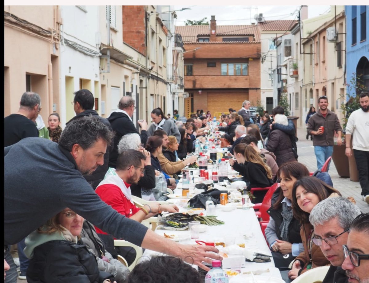 FPFCBValles's tweet photo. 👏 La @PBBARBERA i el Grup de Joves del Casc Antic van coorganitzar la 9a Calçotada Popular, el dissabte 7 de març, a #Barberà del Vallès, amb l'assistència de 240 persones!

📸 PB Barberà.

😀 Amb 3.000 calçots i 240 botifarres!

🎁Amb sorteig de regals i música en directe! https://t.co/krQcnVMdkI