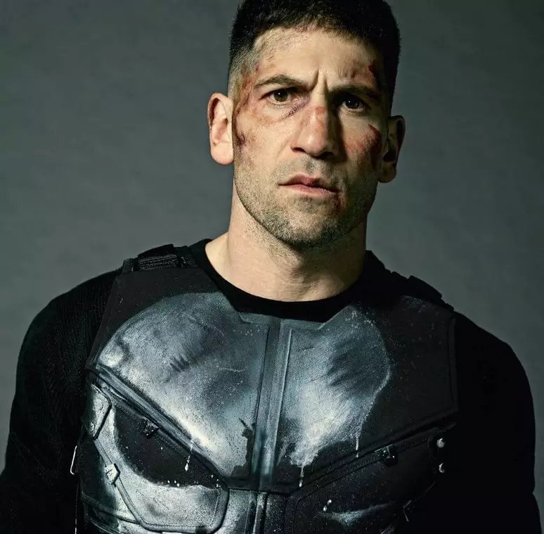 DDBA_BRA's tweet photo. CURIOSIDADE: Em 18 de março de 2016, Jon Bernthal apareceu pela primeira VEZ no MCU como Justiceiro, na 2ª temporada de 'DEMOLIDOR', da Netflix.

E HOJE, em 18 de março de 2026, a Sony revelou o primeiro visual de Jon Bernthal como Justiceiro em sua estreia nos cinemas do MCU, em 'HOMEM-ARANHA: UM NOVO DIA'! 🕷☠️