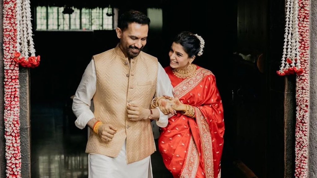 Samantha 's  Dating History:

2012 — Siddharth  (Rumored)
2013 — Siddharth 
2014 — Siddharth 
2015 —Naga Chaitanya 
2017 — Naga Chaitanya 💍
2018— Naga Chaitanya 
2019 -  Naga Chaitanya
2020 -  Naga  Chaitanya
2021 — Divorce 
2022— Single
2024 —  Raj Nidimoru
2025 -    Raj