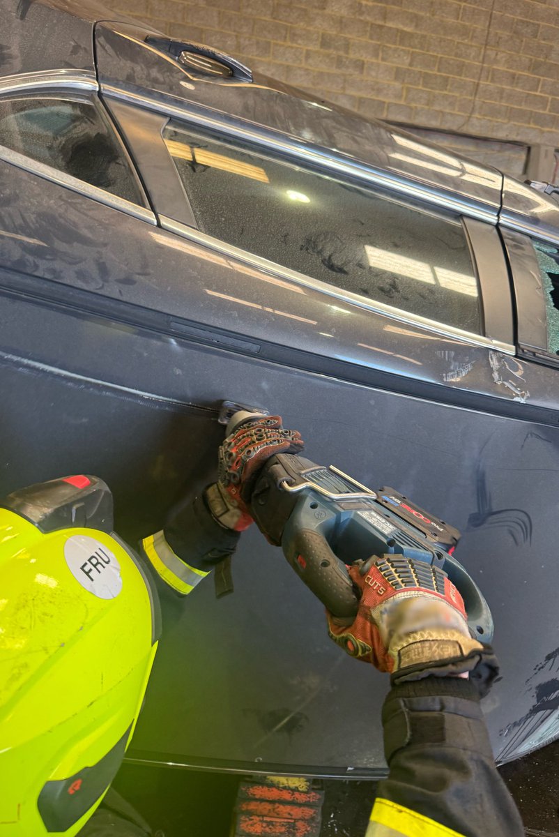 LFBextrication's tweet photo. I said March training was concentrating on stabilisation, but we can’t help ourselves cutting!! Thanks @BoschGlobal for joining us!
#LFB #extrication #vehiclerescue https://t.co/DCwVbw4ot9