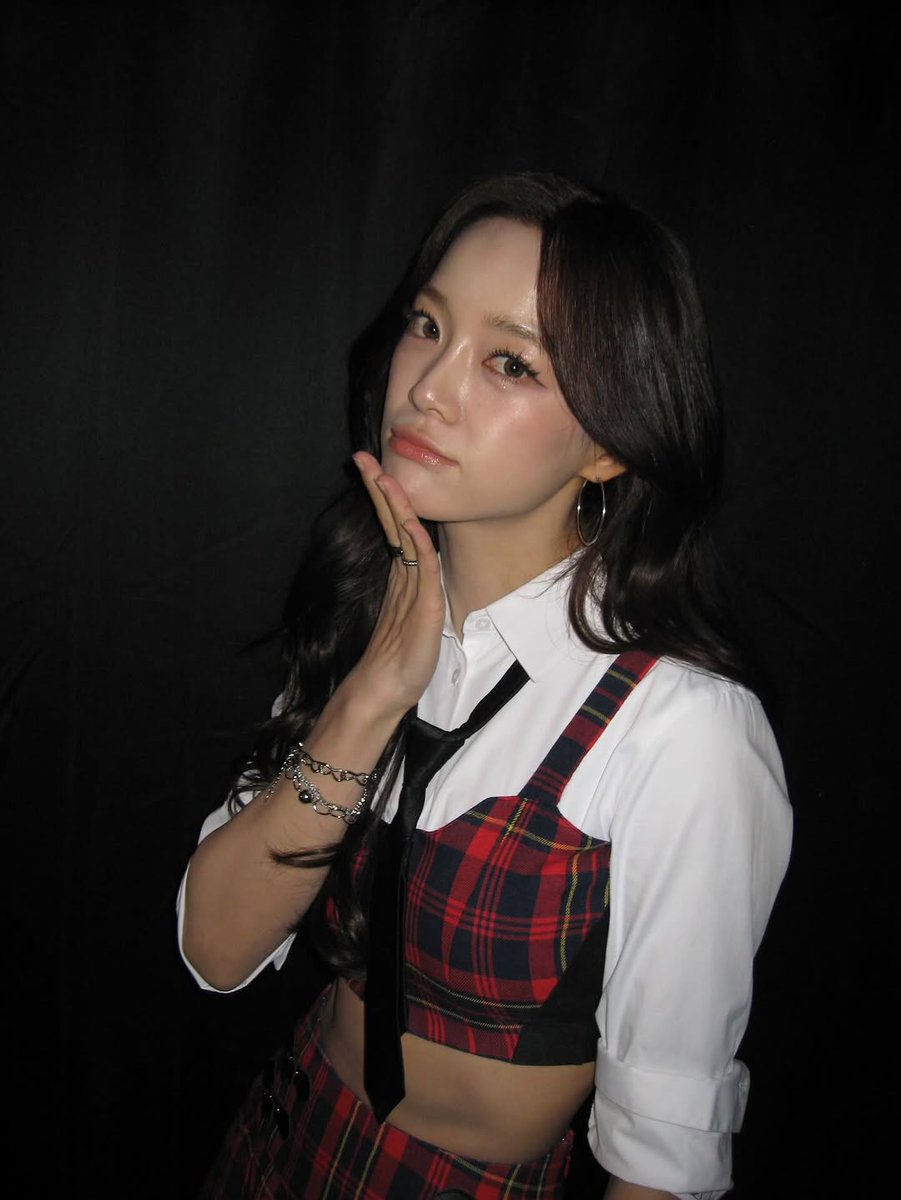 야 이거 일부러 김세정 은근슬쩍 복근 보여주면서 플러팅한다