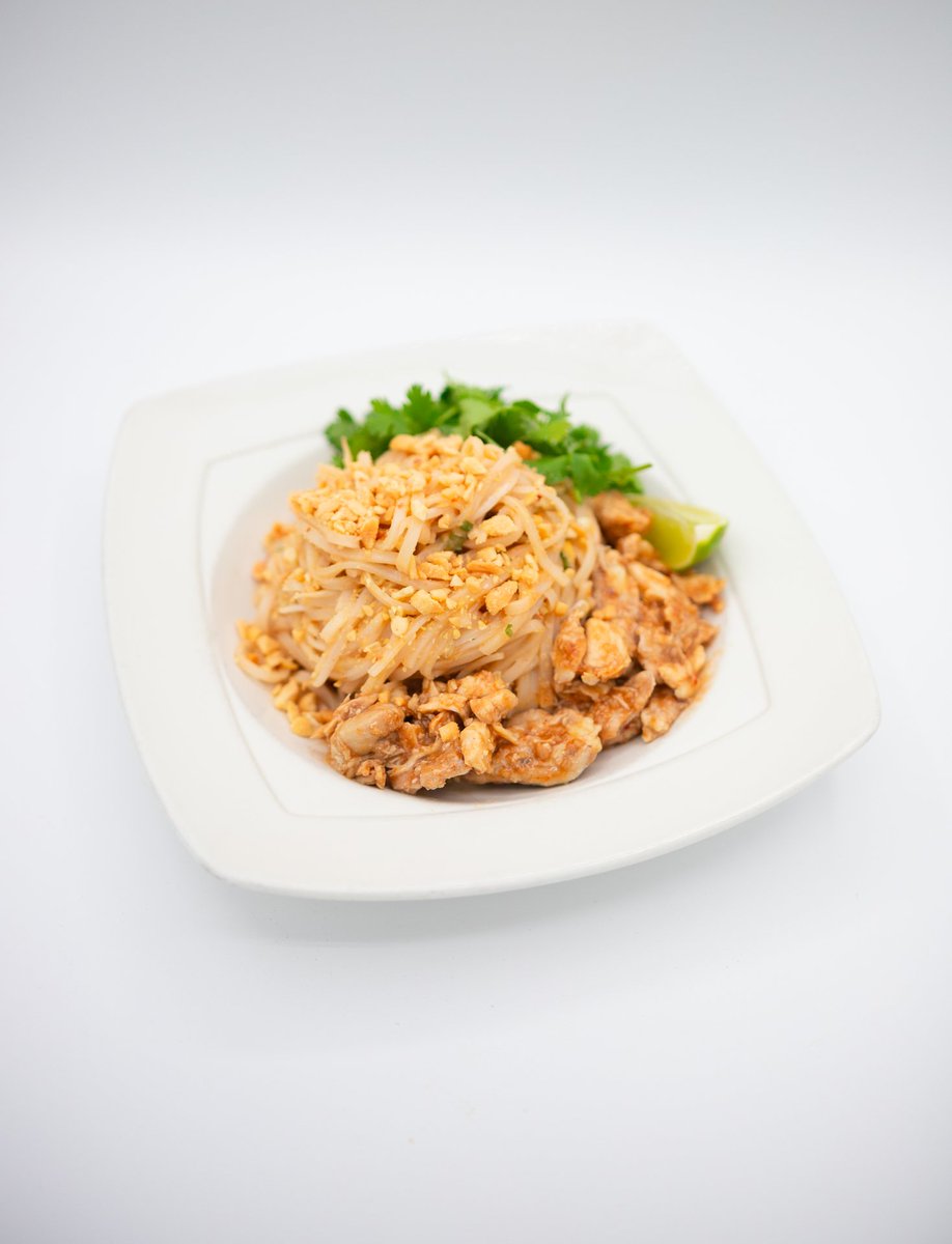 waveusc's tweet image. Ride the flavor wave with our popular Pad Thai! 🍜😋 Perfectly tossed in our signature sauce, topped with crushed peanuts, lime and cilantro. A must-try on Tuesdays &amp;amp; Thursdays! #PadThaiLove #TheWave 🌊