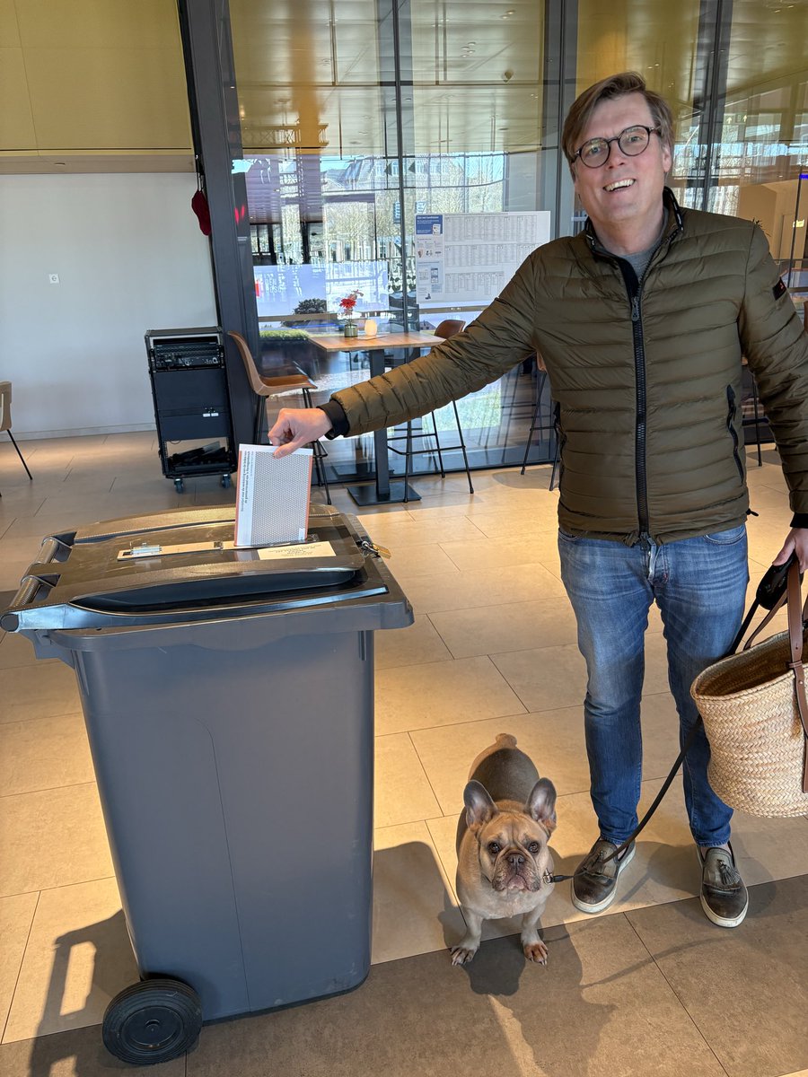 EddieAltenburg's tweet photo. De zon schijnt! ☀️Dus ga er lekker op uit met of zonder hond 🐶 &amp; stem bijvoorbeeld @Theateradparade Lijst 3, plek 6 💪

#VVD #DenBosch #GR26 #raaddb https://t.co/XkCeYvSpRT