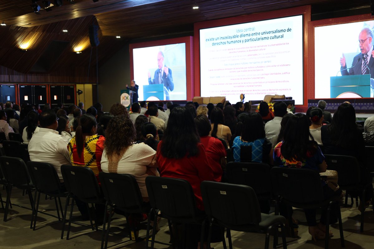 tsjoaxaca's tweet photo. El Dr. Mario Álvarez Ledesma, Coordinador Académico de la Maestría en Derecho Judicial, impartió la conferencia “Derechos Humanos y Pluralismo Jurídico, un insoslayable dilema par la justicia y los juristas”, donde destacó que la función jurisdiccional exige no solo conocimiento de la ley, sino autonomía, independencia y responsabilidad ética.

Advirtió sobre los desafíos de la IA y las nuevas tecnologías en la justicia, subrayando la necesidad de verificación humana para evitar sesgos, errores o decisiones sin matices. Asimismo, señaló que ni la repetición de prácticas comunitarias ni el pluralismo cultural eximen del análisis ético de cada resolución.

La conferencia se realizó en la XX Reunión Internacional de Abogados Penalistas.

#ReuniónPenalistasOaxaca