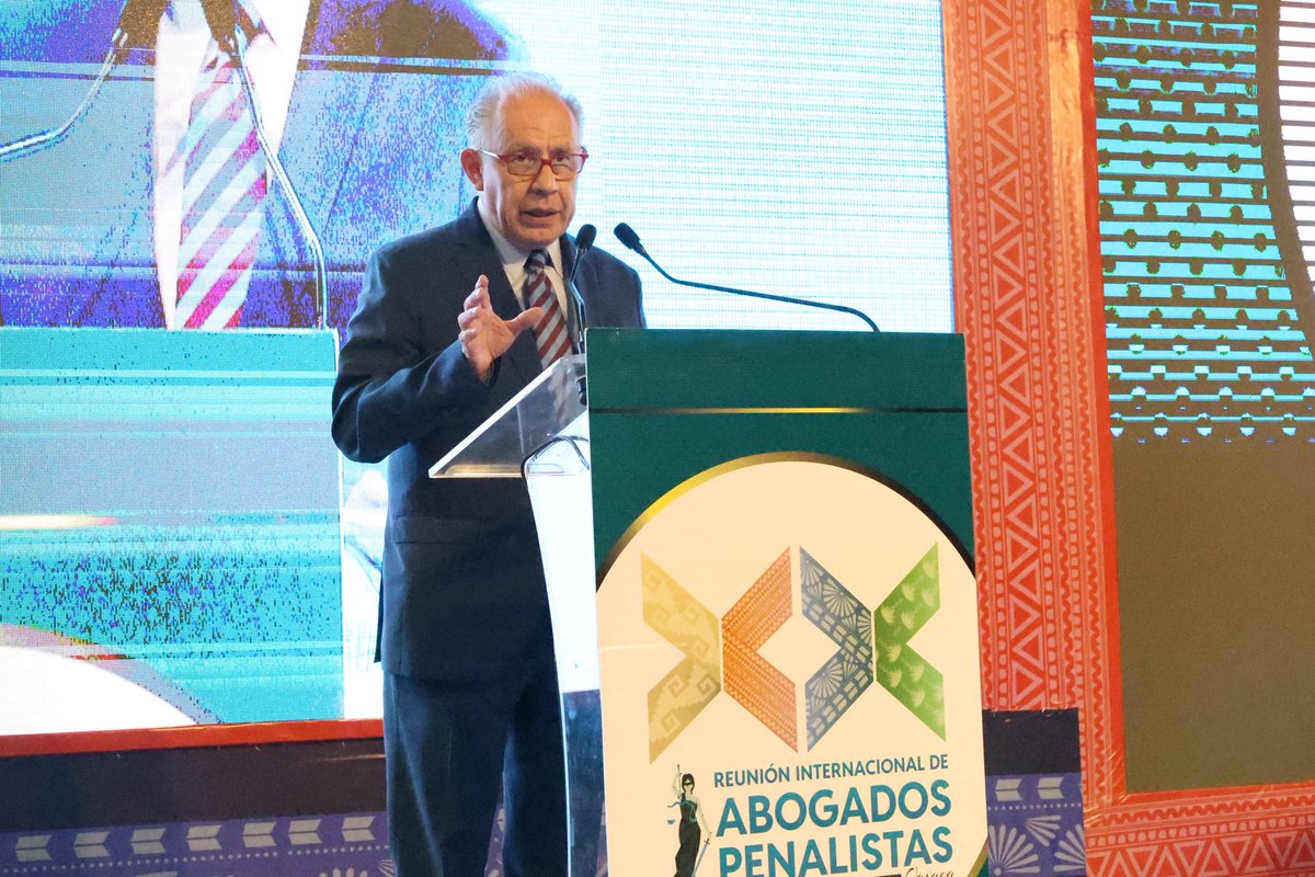 tsjoaxaca's tweet photo. El Dr. Mario Álvarez Ledesma, Coordinador Académico de la Maestría en Derecho Judicial, impartió la conferencia “Derechos Humanos y Pluralismo Jurídico, un insoslayable dilema par la justicia y los juristas”, donde destacó que la función jurisdiccional exige no solo conocimiento de la ley, sino autonomía, independencia y responsabilidad ética.

Advirtió sobre los desafíos de la IA y las nuevas tecnologías en la justicia, subrayando la necesidad de verificación humana para evitar sesgos, errores o decisiones sin matices. Asimismo, señaló que ni la repetición de prácticas comunitarias ni el pluralismo cultural eximen del análisis ético de cada resolución.

La conferencia se realizó en la XX Reunión Internacional de Abogados Penalistas.

#ReuniónPenalistasOaxaca