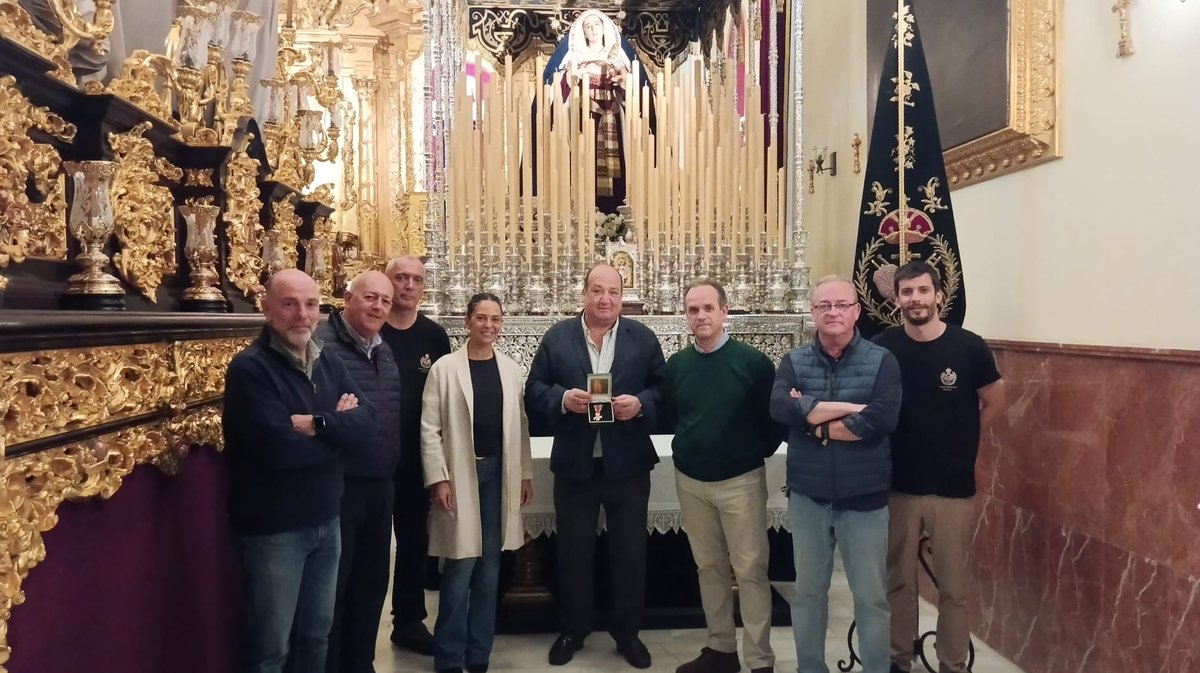 𝐂𝐫𝐮𝐳 𝐝𝐞 𝐨𝐫𝐨 𝐚 𝐥𝐚 𝐜𝐨𝐧𝐬𝐭𝐚𝐧𝐜𝐢𝐚
La Junta de Gobierno recibió de D. José Manuel Glez Gómez, Guardia Civil, la Cruz de Oro a la Constancia, que ha querido donar en agradecimiento a Ntra Sra de los Dolores y Misericordia por su protección.