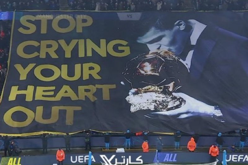 DiegoJMontero2's tweet photo. @tjcope Puñeteros desvergonzados. Con la gracia que os hizo este tifo del Etihad mofándose de él ¿verdad? O cuando Pep el Humilde se descojonaba del Real Madrid junto a la plana mayor del City tras el 4-0 de la 22/23. Nunca os importó la deportividad. Sólo meter mierda https://t.co/PN9EIOITEQ