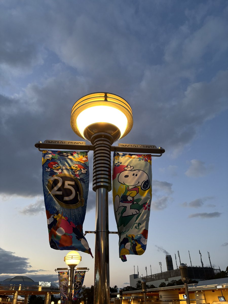 SNOOPY_ST3103's tweet photo. 楽しかったユニバの帰り道も
スヌーピーとチャーリーブラウンがおくってくれるんですよね
素敵な帰り道に感謝🐾✨

#SNOOPY #PEANUTS https://t.co/UNqP1zm5Tu