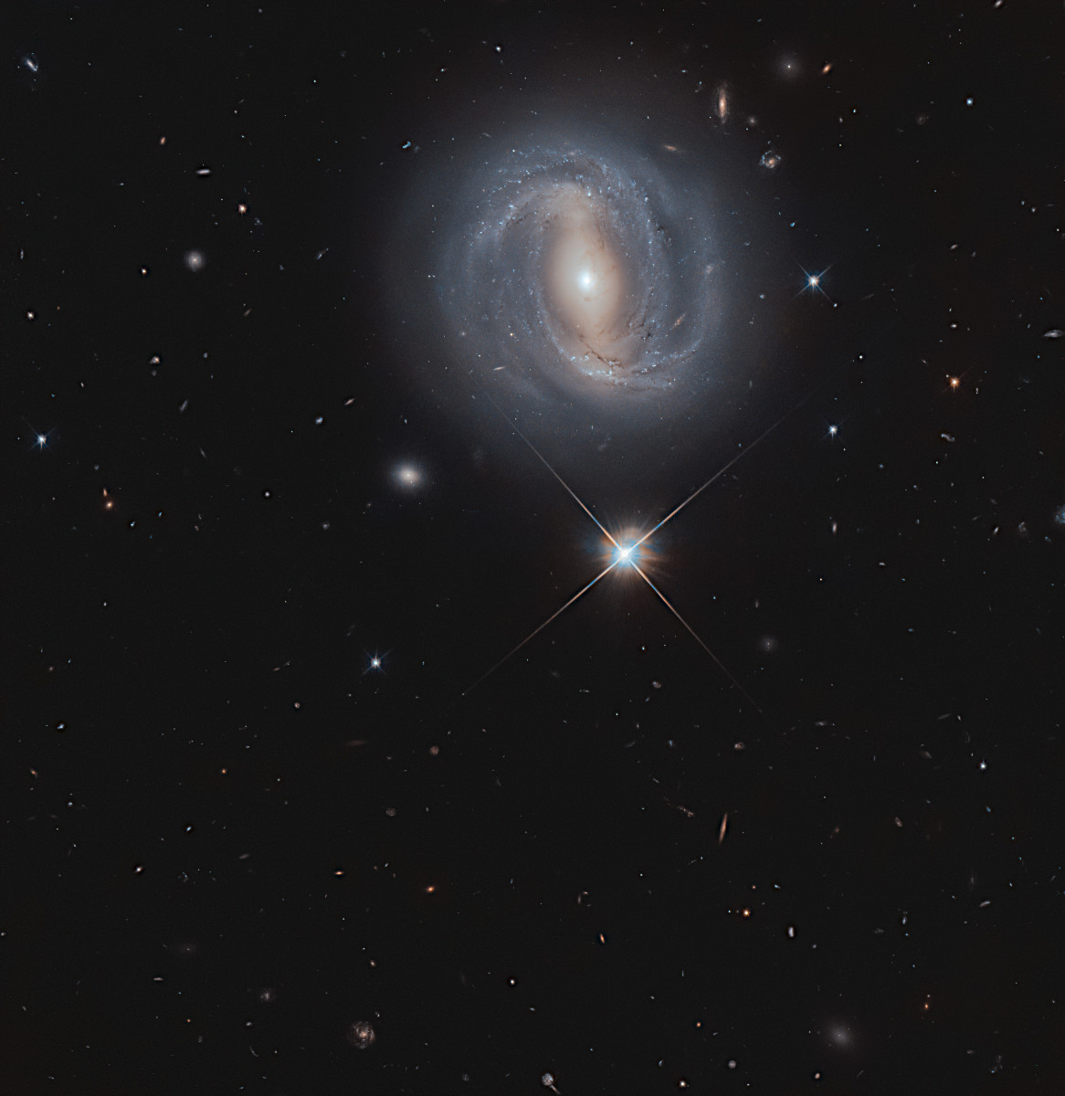 ハッブル宇宙望遠鏡がとらえた棒渦巻銀河NGC 4907。かみのけ座の方向、2億7000万光年の距離にあります。銀河円盤が正面から見えており、美しい渦状腕が映し出されています。明るく輝く星は天の川銀河の星。

astropics.bookbright.co.jp/seeing-near-an…

Image Credit: ESA/Hubble &amp; NASA, M. Gregg