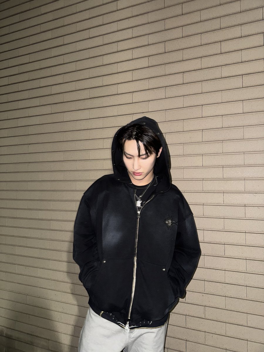 TNX_twt's tweet photo. In Japan 😎

#TNX 
#최태훈 #TAEHUN https://t.co/tUYlaKD2bi