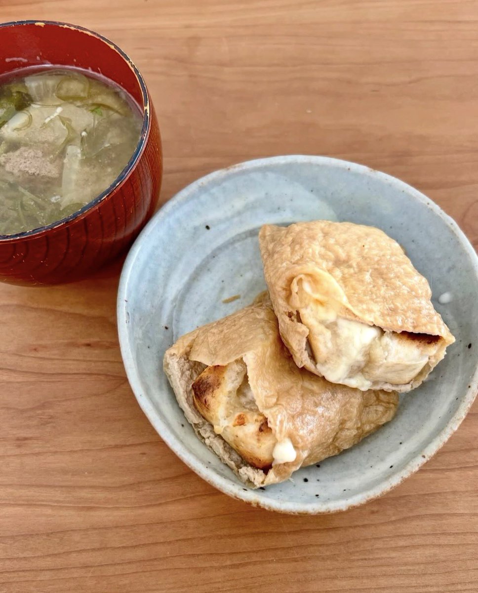 kuminchuu's tweet photo. モッツァいなり餅。
いなりの皮に焼いた餅とモッツァレラをはさんでチンするだけ。甘じょっぱいいなりの皮とチーズのハーモニーがたまらん。 
子供の頃から使ってる味噌汁椀がボロボロw でも愛着あるから捨てられない。￼年と共にチーズを消化する力が衰えてきてるが、良質なチーズは胃もたれしない😊 https://t.co/frXsWSA4zF