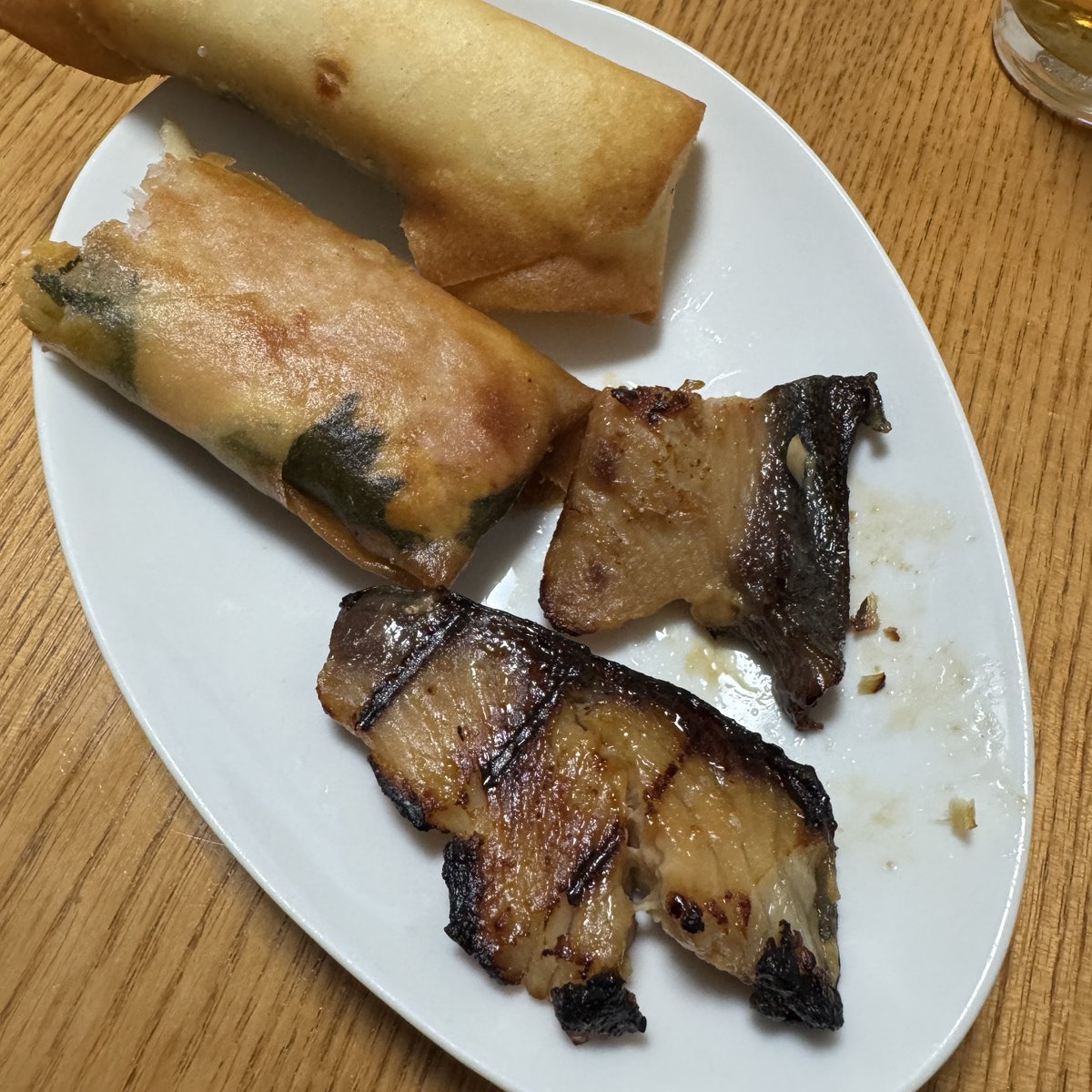 本日のつまみ。はんぺんの春巻きは膨張するの計算がいで破裂。
ぶりの酒粕漬けは砂糖か味醂いれないと。