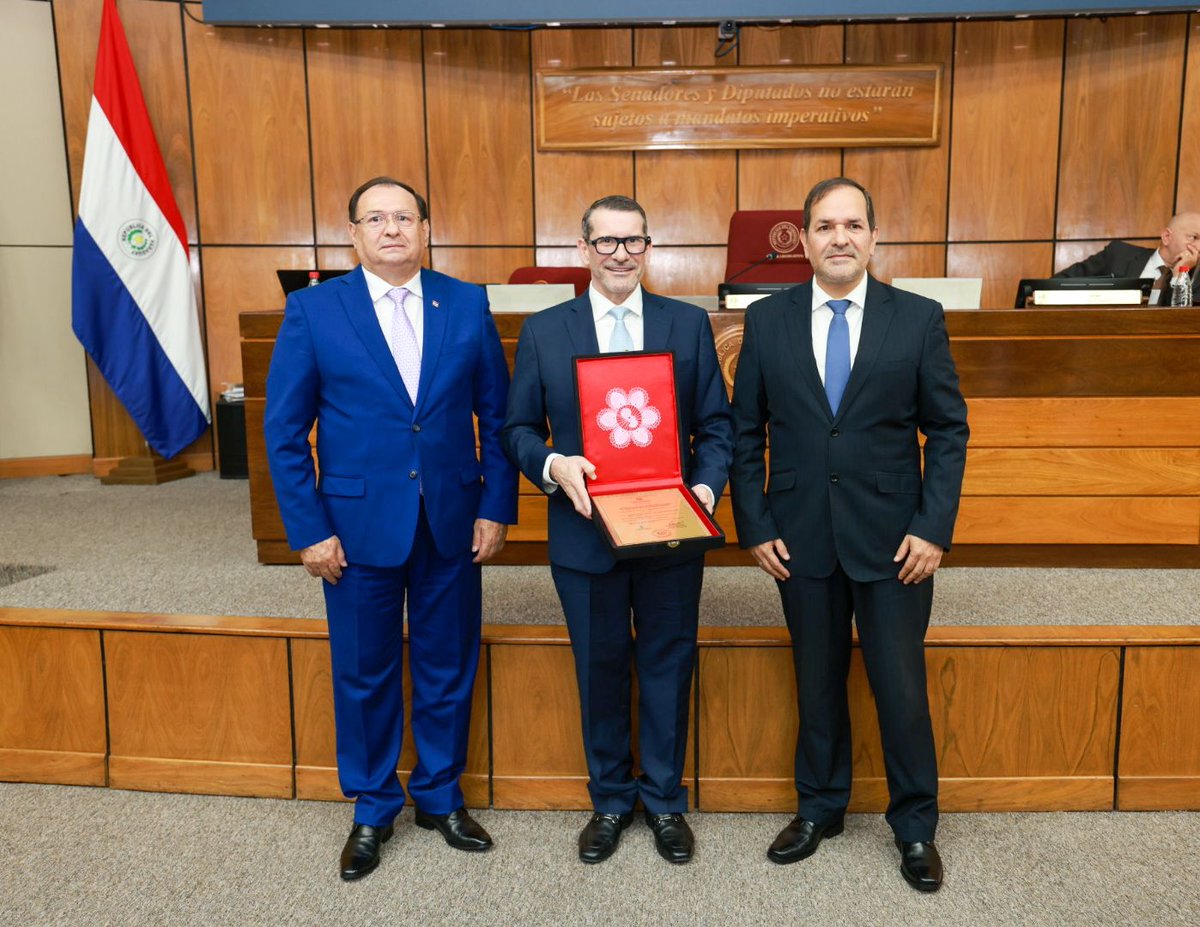 En un acto realizado en el Congreso, el senador <a href="/arnaldosamanieg/">Arnaldo Samaniego</a> hizo entrega de un reconocimiento al Dr. Gustavo Ayala, en mérito a sus años de destacada labor y compromiso con la investigación en el campo de la oncología.