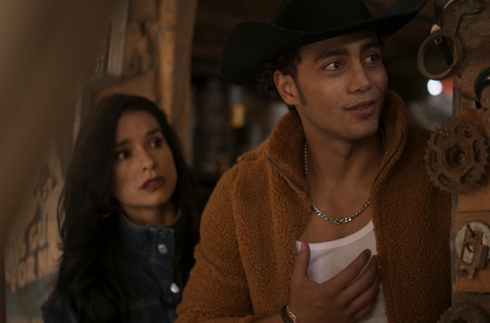 PasdeGavilanes's tweet photo. #PasiónDeGavilanes2 #PDG63 Sibila y Gastón logran salir con vida de la matanza de Demetrio. https://t.co/uZNOm5QrMY