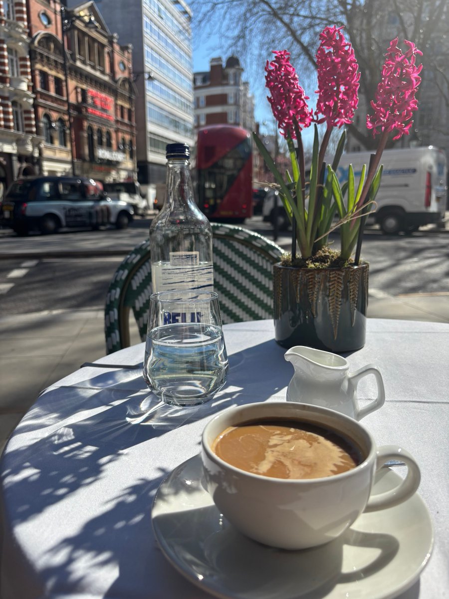 Am Sloane Square sitzen geht auch.