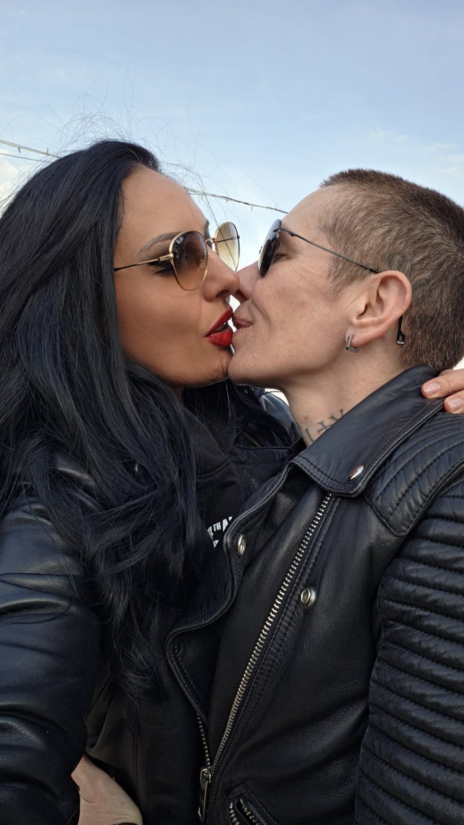 Ezada Sinn (safe to browse at work) tweet media