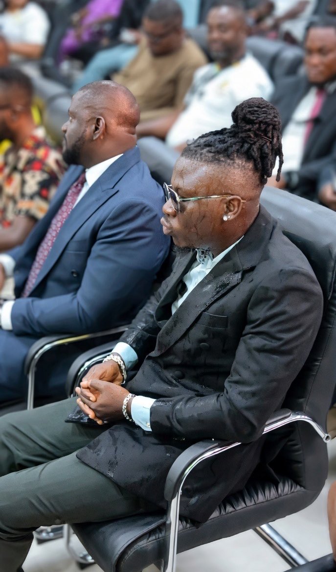 Stonebwoy Begun Sweating &amp; Asking For Face Towel When He Saw Shatta Wale. 😂
Ah but wait o, look at AC Eii and he was still sweating like a pregnant fish? But why he do ein mouth so?😂😂😂💩

WATCH VIDEO HERE👇
youtu.be/IH-crrER_nk