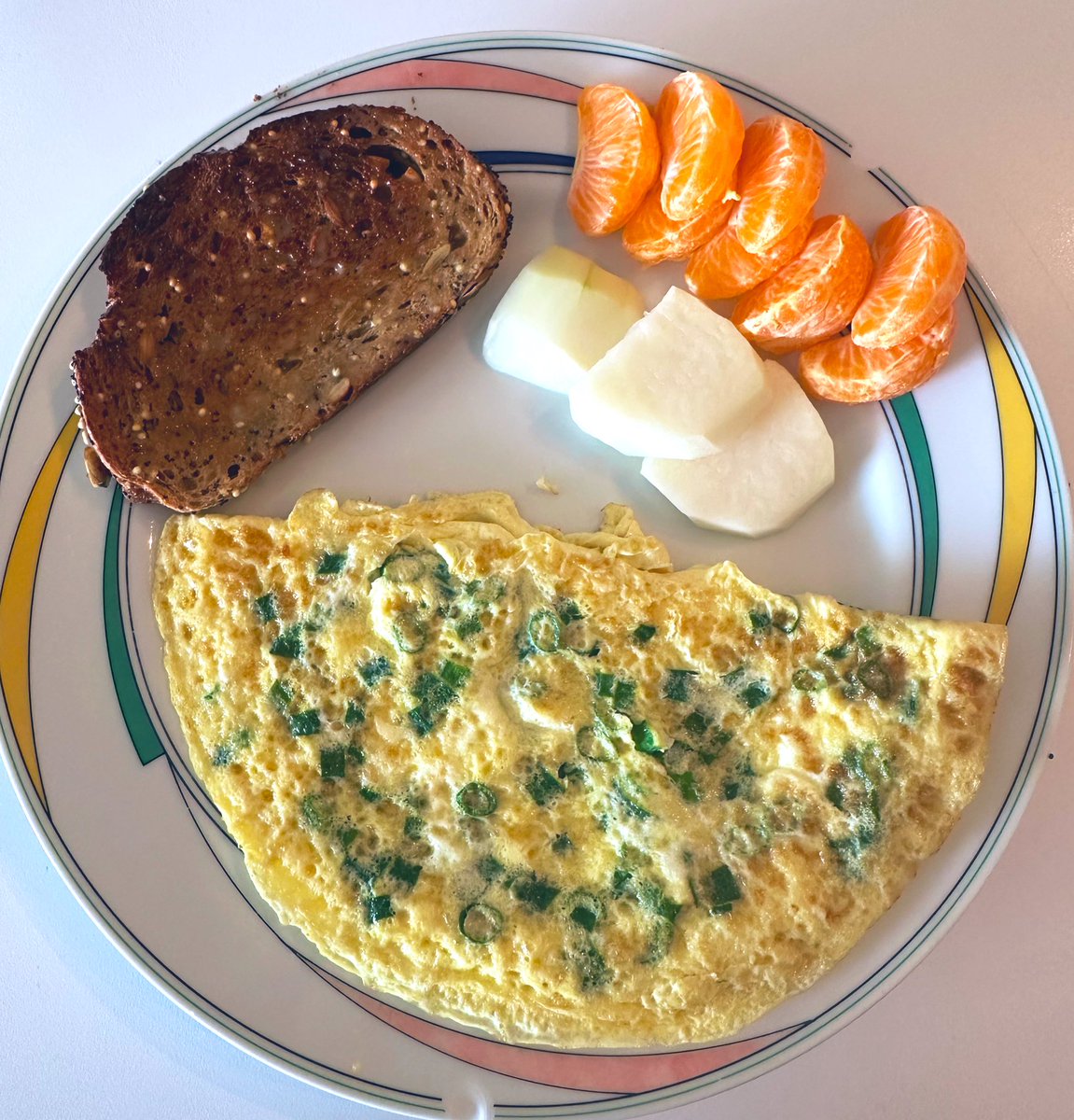 free_style_chef's tweet image. I love chopping vegetables. Today I prepared lots of green onions for the fridge and freezer and used some for breakfast eggs. 

#brekkie #omelet #toast #orange