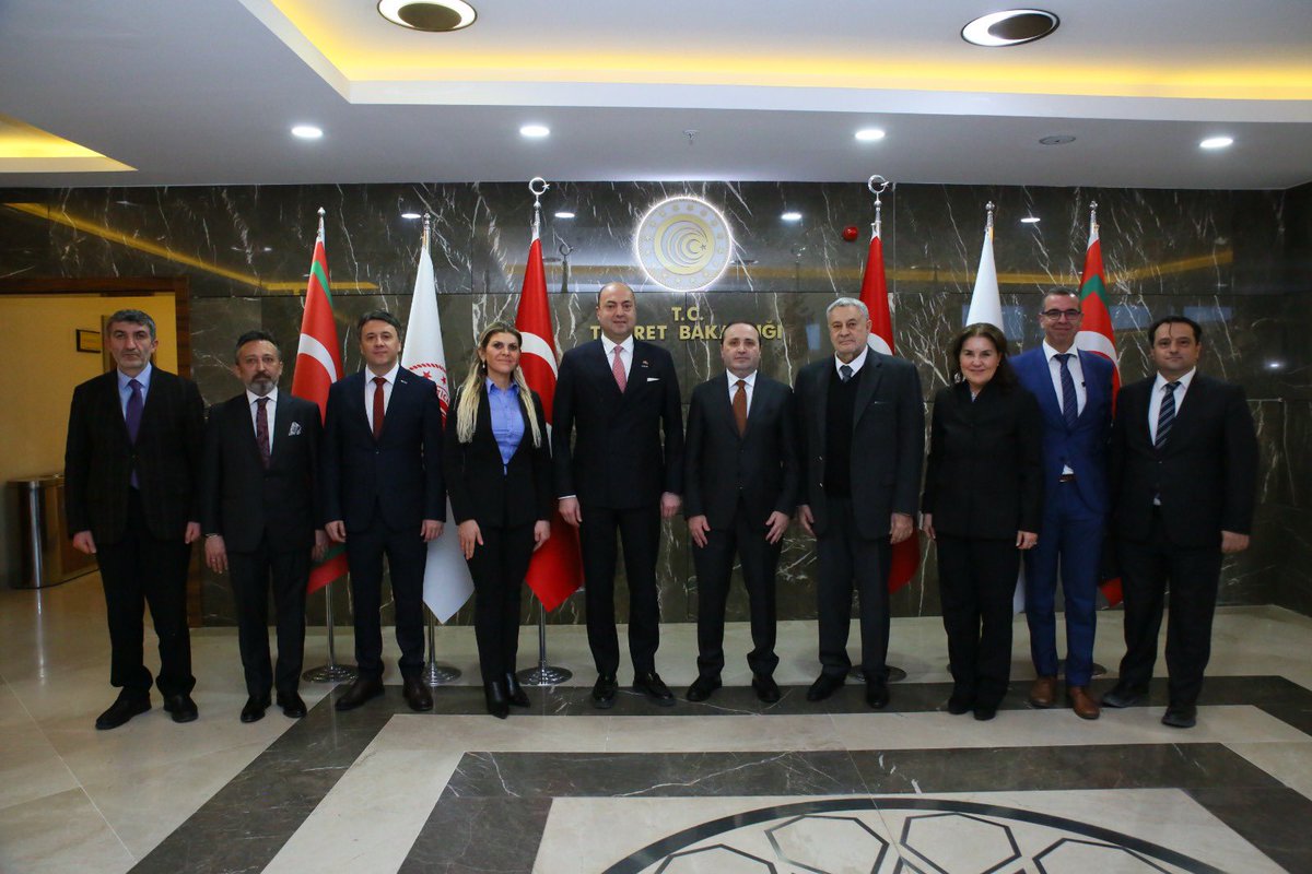 deikiletisim's tweet photo. Türkiye-Azerbaycan İş Konseyimiz, @SelcukAkat3 başkanlığında, @ticaret Bakan Yardımcımız @mustuzcu ile toplantı gerçekleştirdi.

Toplantıda,

🔹İş Konseyi’nin çalışmaları ve planlanan faaliyetler,
🔹İş Konseyi’nin kurumsal yapısının güçlendirilmesi ve Azerbaycan tarafından muhatap kurumun belirlenmesi,
🔹Azerbaycan devletinin yürüttüğü sanayileşme ve petrol-doğalgaz dışı sektörlerin geliştirilmesi yönündeki ekonomi politikalarında Türk firmaların rolü,
🔹İşgalden kurtarılmış bölgelerin kalkındırılması ve yeniden imarı sürecinde Azerbaycan’a verilen destek ve Türk özel sektörünün bu çalışmalara katılımı,
🔹ABD ve Birleşik Krallık başta olmakla, üçüncü ülke firmalarıyla Azerbaycan pazarında iş birliği konuları ele alındı.

#İşimizTicariDiplomasi