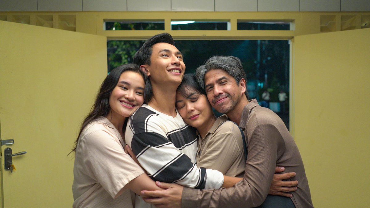 Bahagianya seorang anak ketika bisa ngasih uang ke orang tua, dari hasil kerja kerasnya. 😭