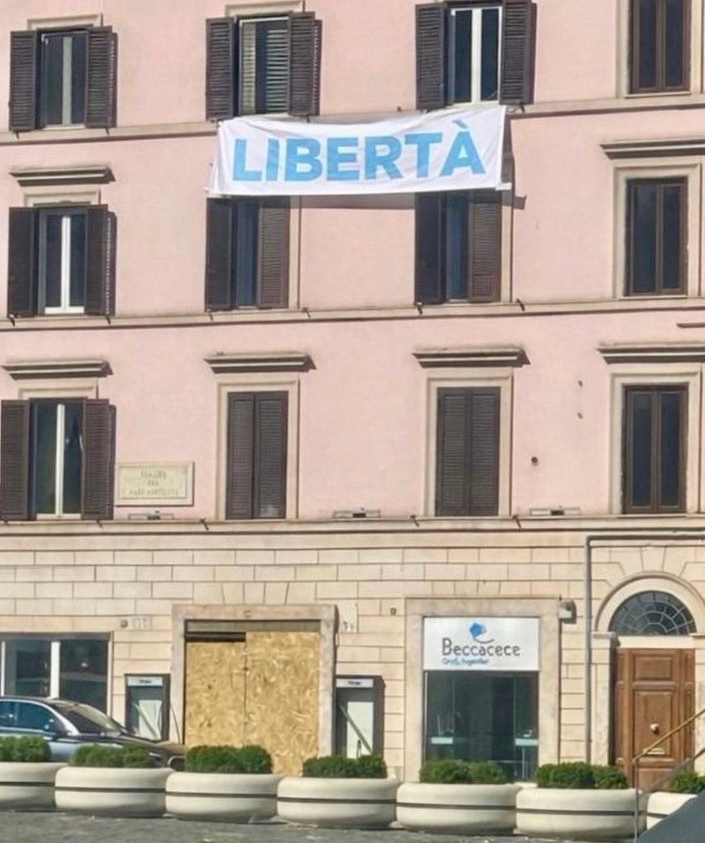 quella che chiediamo a chi gestisce il club più antico della Capitale e che non abbiamo paura di gridare, siamo un'onda che non si ferma più. #libertà #lotito