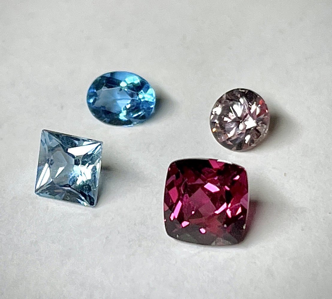 ASUNARO STONEさん（<a href="/AsunaroStone/">ΛSUNΛRO ｜ オーダーメイドジュエリー専門店</a> ）で昨年ピアスを作って頂いてました。日常使いしたいなと思い☺️

誕生石であるガーネットと、自分の思い入れのある0.2ctupのアウイナイトとカットが素敵なアクアマリン（アクアマリンはprogresstoneさん　<a href="/progresst_one/">progresstone</a>）
日常のお供につけさせて頂いてます！
