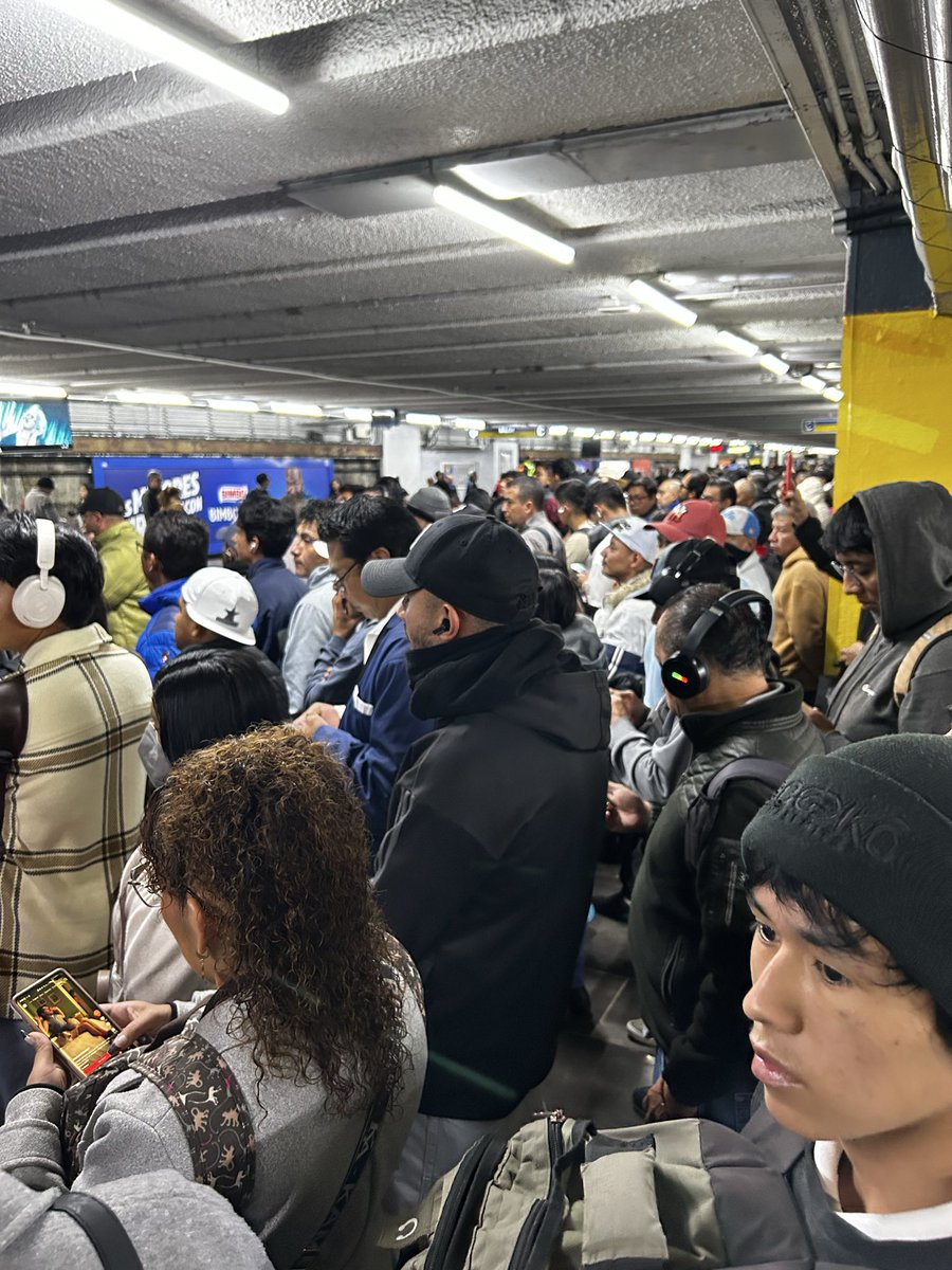 La prueba de tu ineficiencia <a href="/AdrianRubalcava/">Adrián Rubalcava</a> es lo que ocurre diariamente en la mañana en la estación Hidalgo de la línea 2 del <a href="/MetroCDMX/">MetroCDMX</a>