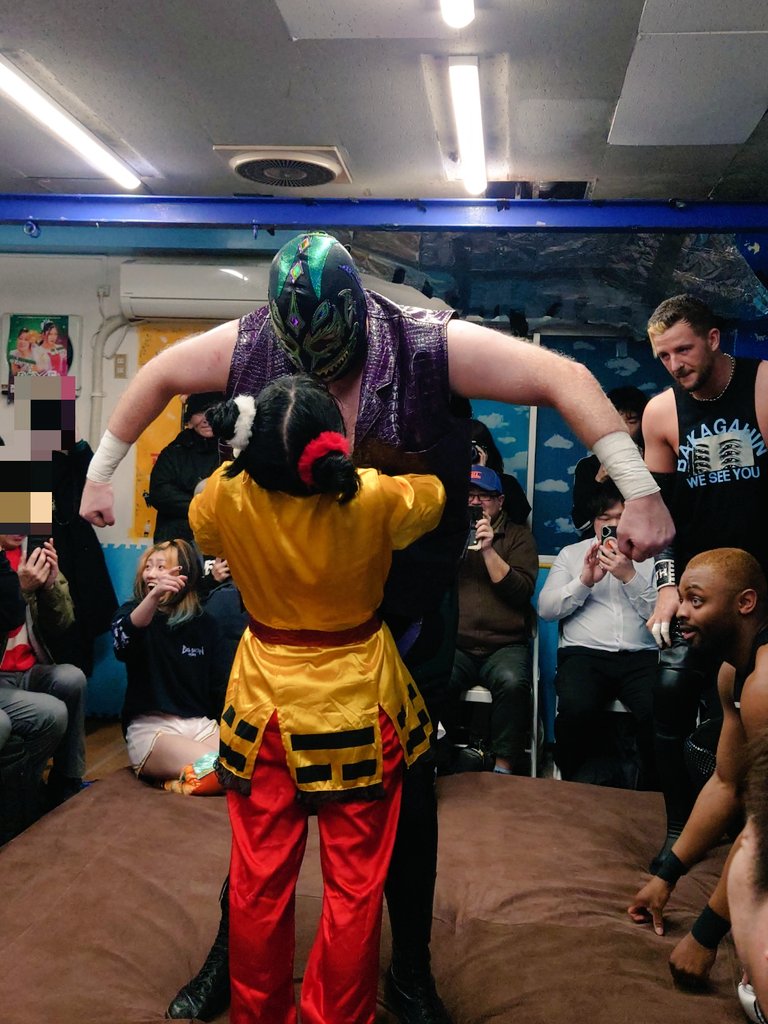 isuzu_ramen's tweet photo. 【3.18 #MysteryWrestling × #ChocoPro コラボ大会】
イービル・ウノ選手のメイメイ選手に対する圧がすごい!
#EvilUno https://t.co/gW4jKvZ9n5