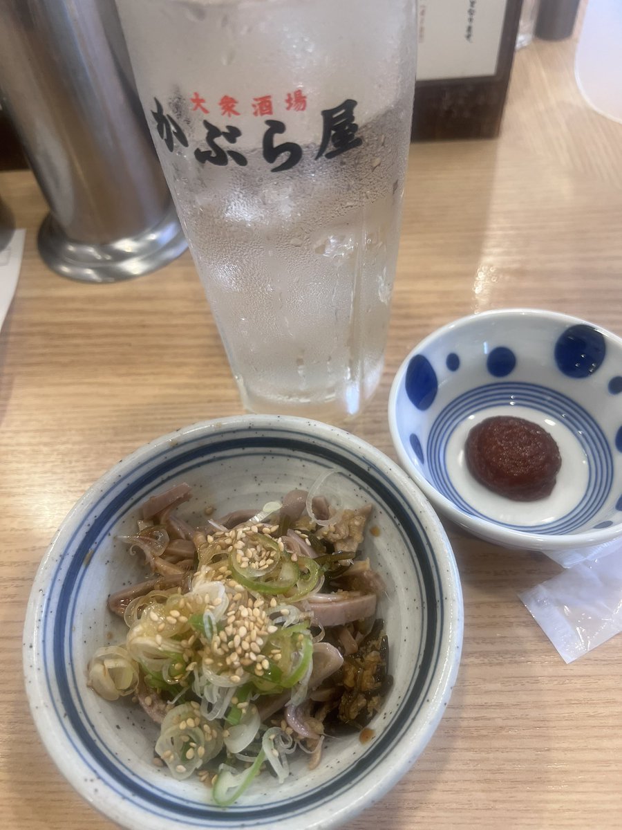 hebenoleke's tweet photo. かぶら屋でランチ。
#カシラ塩 
#ガツ刺し 
#ぽんじり 
#たん塩焼き
#塩唐揚げ https://t.co/4fo9RQrQ3W
