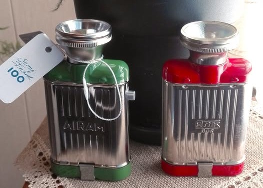 ApacheQQ's tweet photo. Muistuuko mieleen? 70 luvun alkuperäinen made in DDR taskulamppu hehkulampulla punainen ja nykyään saatavissa oleva kopio led lampulla Airam lamppu. Muistan, että tuossa DDR lampussa oli järkyttävän iso paristo ja heikko valo. #taskulamput #DDR #madeinDDR #Airam #70s #nostalgia https://t.co/ACo81WWr3J