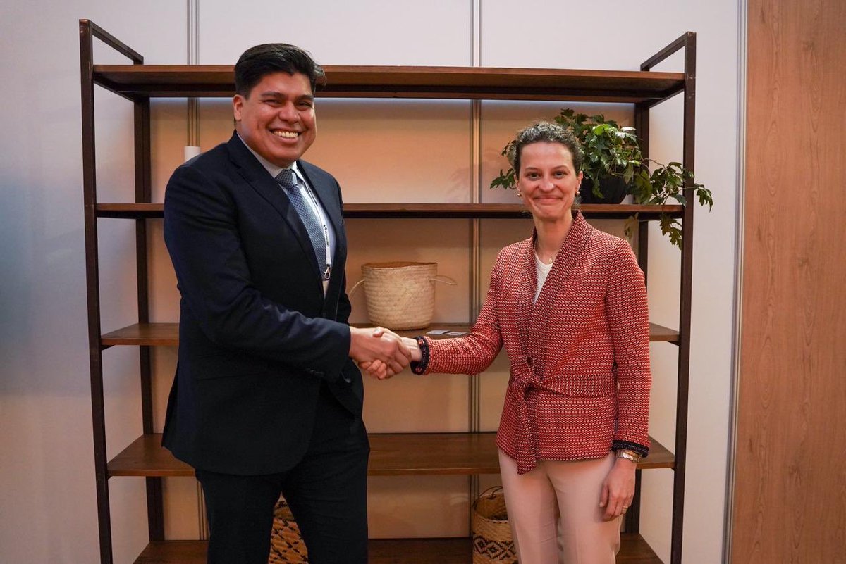 Momentum is building in Honduras 🇭🇳

Great to meet Roberto Lagos, President of <a href="/BancoCentral_HN/">Banco Central de Honduras</a>, at #IDBGroupMeetings in Asunción.

Congress just approved two key IDA operations: $145M for reforms + $100M to upgrade the northern corridor.

More resilience. Better connectivity.