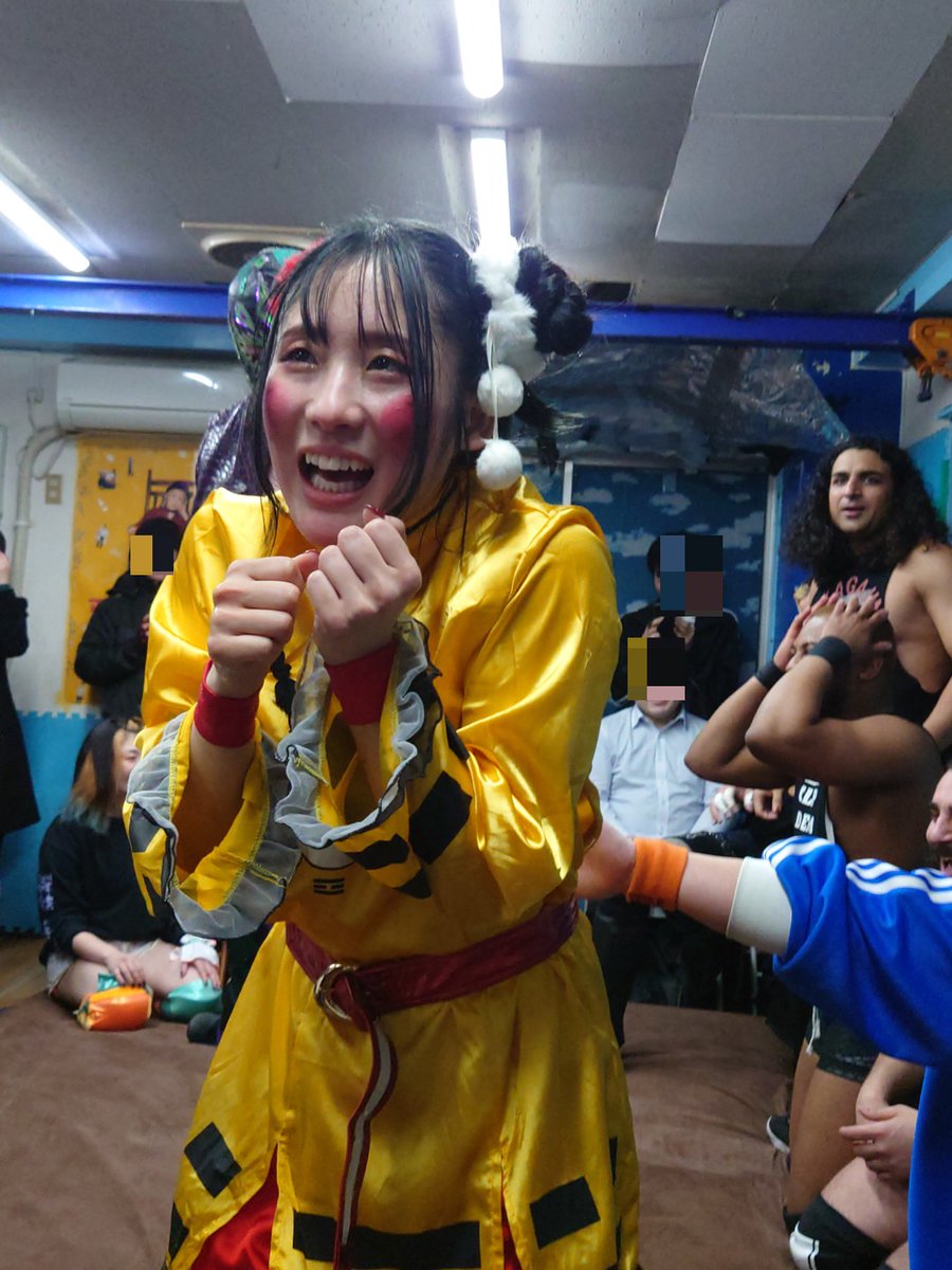 isuzu_ramen's tweet photo. 【3.18 #MysteryWrestling × #ChocoPro コラボ大会】
さらにメイメイ選手へ圧をかけるイービル・ウノ選手
怯えるメイメイ選手…
#EvilUno https://t.co/PpTdRB6P5z